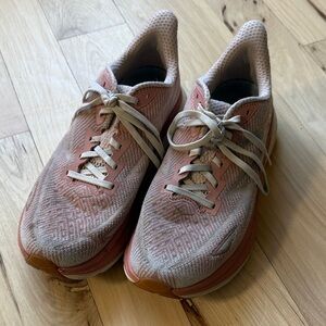 Women’s HOKA Clifton 9 size 9.5